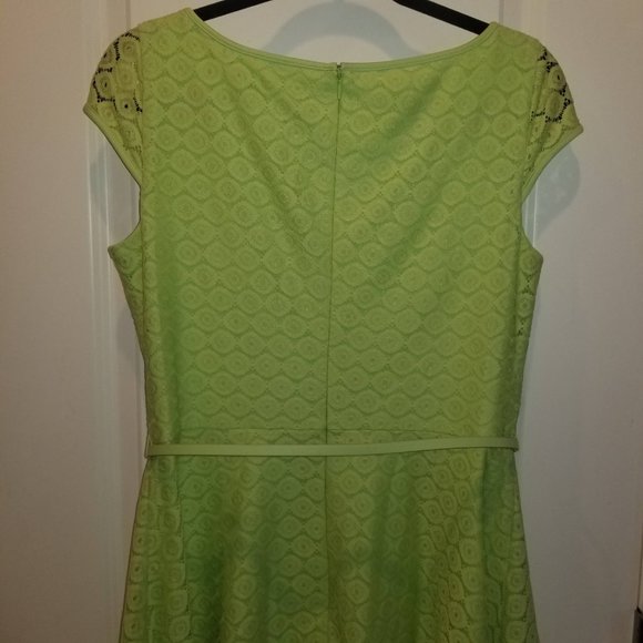 Kaspar Spring Green Crochet Lace Dress with Belt 8 - Picture 4 of 8
